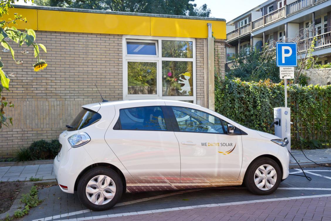 Voiture électrique recharge energie solaire Recharge d'une voiture électrique à l'énergie solaire
