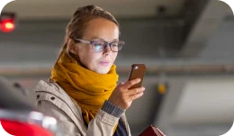 Vrouw raadpleegt TotalEnergies chat op haar smartphone