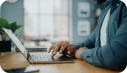 Man verstuurt een e-mail vanaf zijn laptop