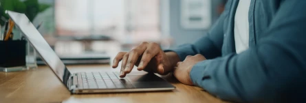 Homme envoyant un email depuis son ordinateur portable