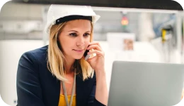 Vrouw aan de telefoon die haar laptop raadpleegt