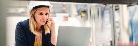 Femme au téléphone consultant son ordinateur portable