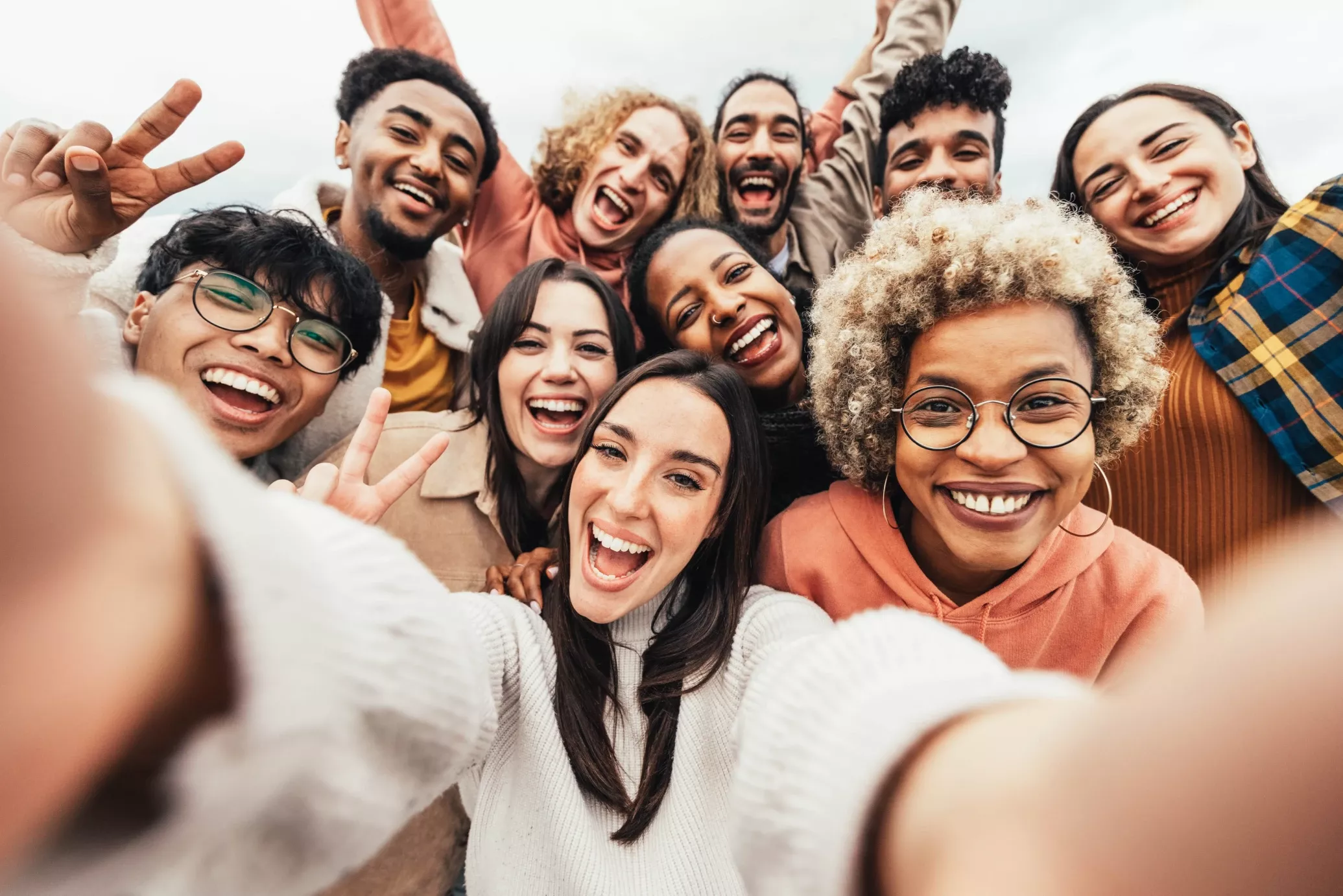 Groupe de personnes heureuses ensemble