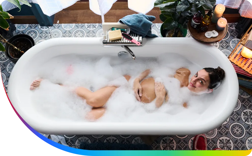 Femme enceinte dans son bain